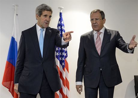 John Kerry (vlevo) a Sergej Lavrov.