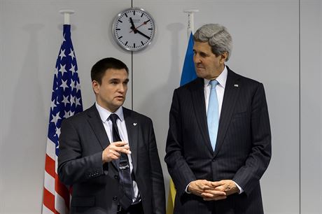 Ukrajinsk ministr zahrani Pavlo Klimkin (vlevo) se svm americkm protjkem...