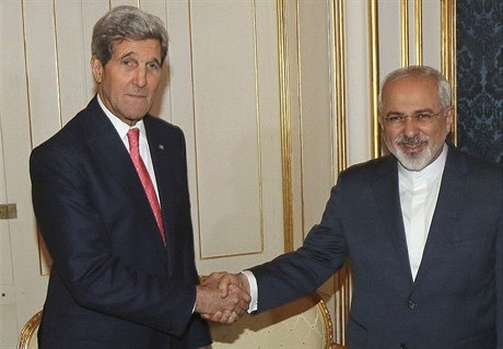 Vyhlídky na průlomovou dohodu s Íránem jsou do velké míry závislé na vnitropolitických poměrech USA. Na snímku americký ministr zahraničí John Kerry (vlevo) s íránským protějškem Džavádem Zarífem.