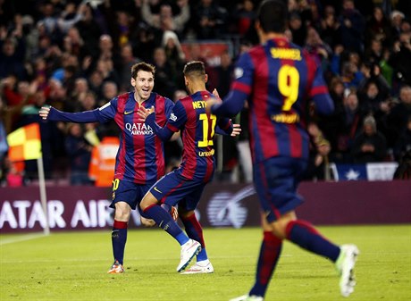 Lionel Messi oslavuje vselenou branku se spoluháem Neymarem