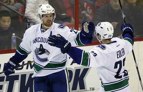 Daniel Sedin (vlevo) a Alexander Edler.