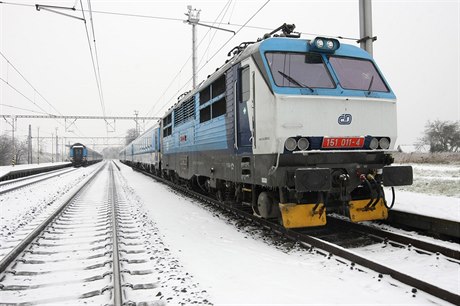 Vlak v Drahotuích zamrzl a dál u nejel.