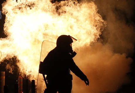 Policie ve tvrti Exarchia elí útoku demonstrant, kteí podpalují budovy a...