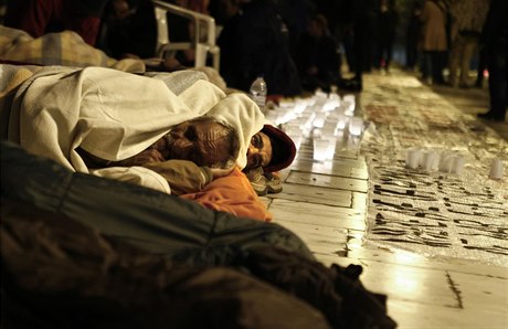 Syrtí uprchlíci spí na námstí Syntagma v Aténách.