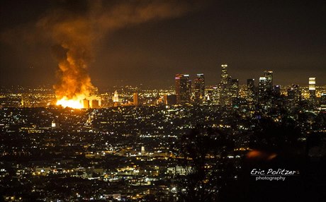 Los Angeles v plamenech. Ohe zachvátil obytnou tvr a plameny lehají do...