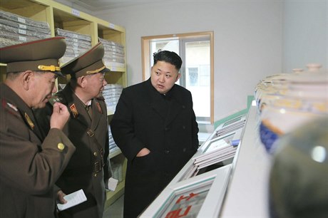 Kim ong-un na inspekci. Armádní dstojníci pozorn naslouchají slovm vdce.