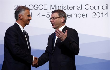 eský ministr zahranií Lubomír Zaorálek (vpravo) se výcarským protjkem a...