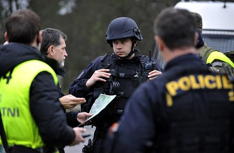 Policie zahájila 6. prosince evakuaci 1400 lidí z dalích obcí v okolí...