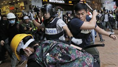 Brutln zsah proti demonstrantm v Hongkongu