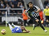 Ayoze Perez míí do útoku. Vlee ho sleduje Gary Cahill.