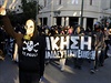 Mladíci s transparentem, na němž stojí „pomsta“, se účastní protivládních...