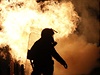 Policie ve čtvrti Exarchia čelí útoku demonstrantů, kteří podpalují budovy a...