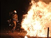 Exploze, plameny a rozzuený dav. Aténský policista radji prchá.