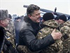 Ukrajinský prezident Petro Poroenko se vítá s vojáky.