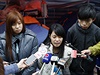 Trojice studentskch vdc zahjila hladovku. Zleva Isabella Lo, Prince Wong a...