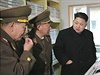 Kim ong-un na inspekci. Armádní dstojníci pozorn naslouchají slovm vdce.