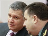 Ukrajinský ministr obrany Stepan Poltorak (vpravo ) s ministrem vnitra...