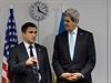 Ukrajinský ministr zahranií Pavlo Klimkin (vlevo) se svým americkým protjkem...