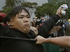 Hongkongsk policie zasahuje proti prodemokratickmu demonstrantovi.