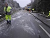 Na silnicích komplikuje dopravu ledovka, sníh i vtve a stromy padající kvli...