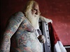 Brazilec Vitor Martins ukazuje jedno ze svých tetování s vánoní tematikou.