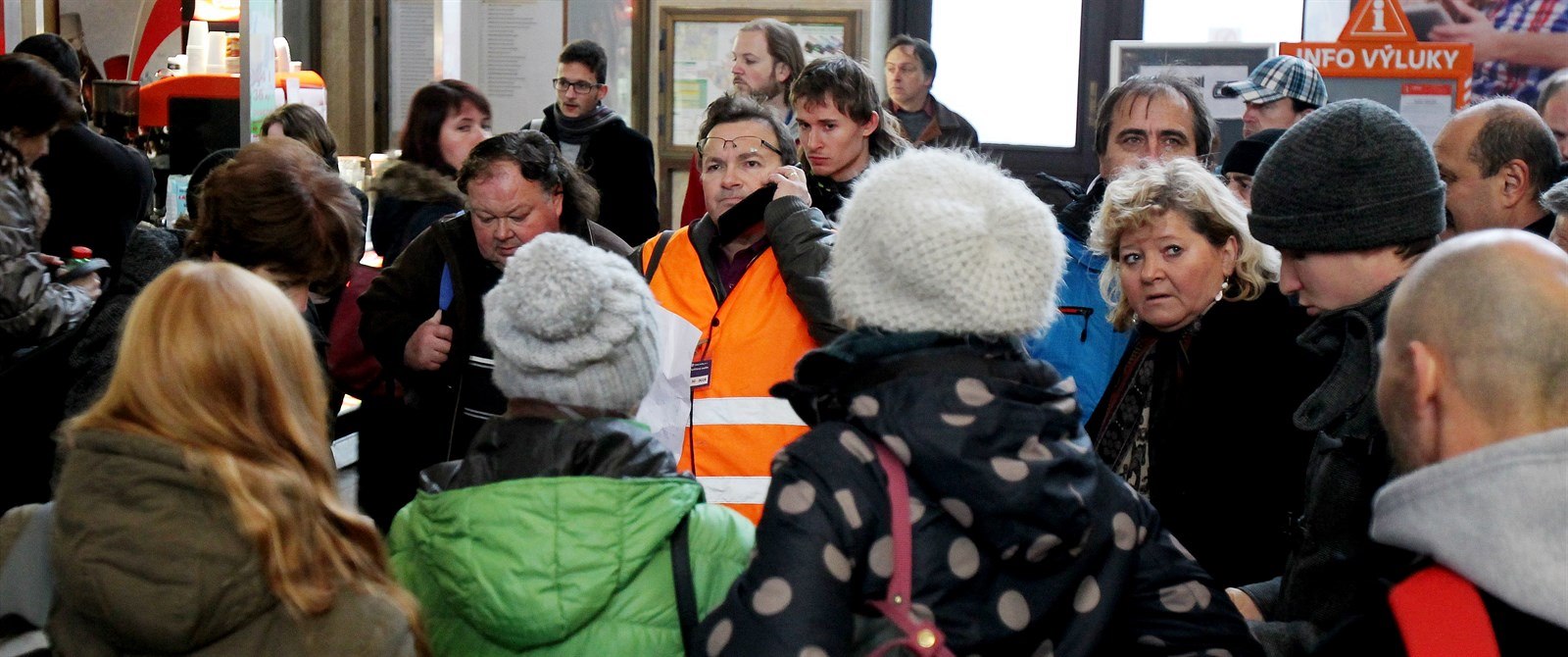 Kolaps �elezni�ní dopravy v Brn�. Dav se sna�í od osam�lého pracovníka nádra�í...