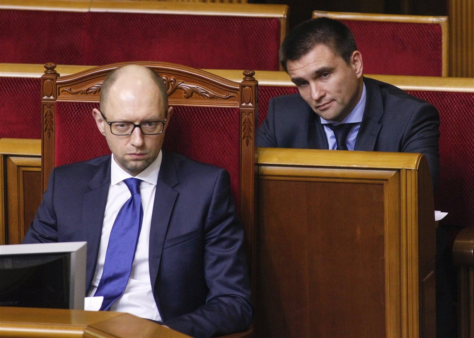 Ukrajinský premiér Arsenij Jaceňuk (vlevo) s ministrem zahraničí Pavlem...