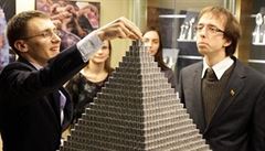 Litva postavila největší pyramidu z mincí na světě 