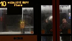 Dopravu v metropoli komplikuje ledovka, kv�li které namrzají troleje a p�ibylo...