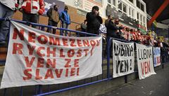 Fanouci hokejové Slavie dávají najevo nesouhlas s Ladislavem Lubinou.