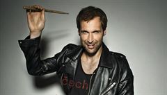 Osobnost� m�s�ce ��jna je brank�� Petr �ech. K fotografov�n� p�istoupil s bubenick�mi pali�kami a dob�e se p�itom bavil.