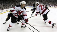 Scott Gomez z New Jersey Devils míchá s pukem v útoném pásmu.