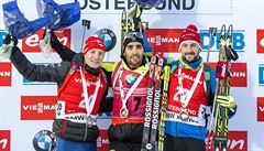 Stupn� vít�z�. Zleva: Ond�ej Moravec, Martin Fourcade, Jakob Fak.