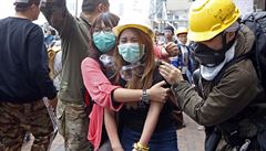 �okovaná demonstrantka v ulicích Hongkongu
