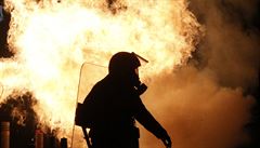 Policie ve tvrti Exarchia elí útoku demonstrant, kteí podpalují budovy a...