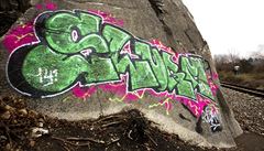 Graffiti na skále odsuzují ochránci pírody i sprejei.