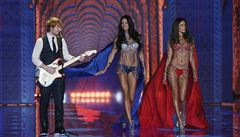 Pehlídka Victoria´s Secret. Na pódiu vystoupil krom krásných modelek i zpvák...