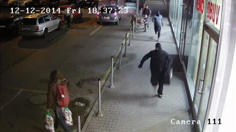 Zábry bezpenostních kamer ukazují, jak dvojice lupi utíká kolem parkovit...