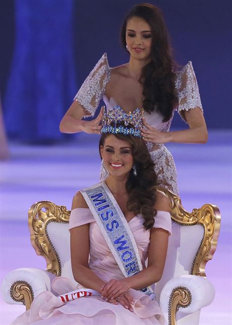 Miss Jihoafrické republiky Rolene Straussová je korunována na Miss World 2014...