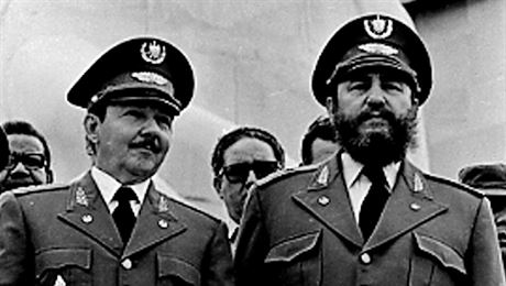 Fidel Castro s bratrem Raulem na archivnm snmku z roku 1979.