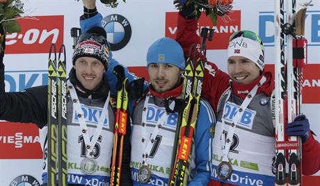 Stupn vtz. Zleva: Dominik Landertinger, Anton ipulin, Emil Hegle Svendsen.