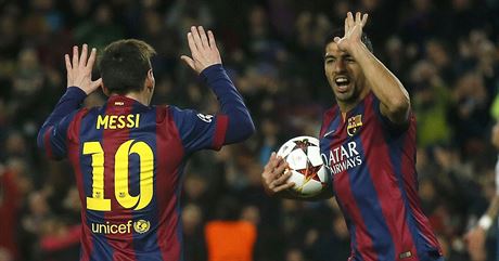 Barcelontí útoníci Lionel Messi a Luis Suárez slaví první gól do sít PSG.