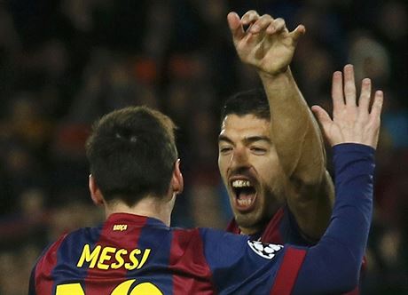 Barcelontí útoníci Lionel Messi a Luis Suárez slaví první gól do sít PSG.