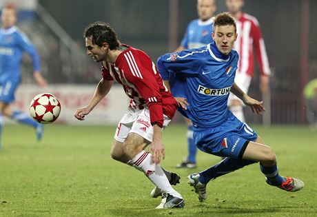 Kapitn Banku Jn Gregu (vpravo) v souboji s ikovskm Davidem Kalivodou.