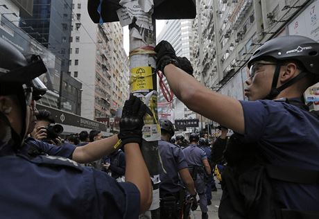 Policist odstrauj z poulin lampy nlepky se slogany tzv. detnkov...