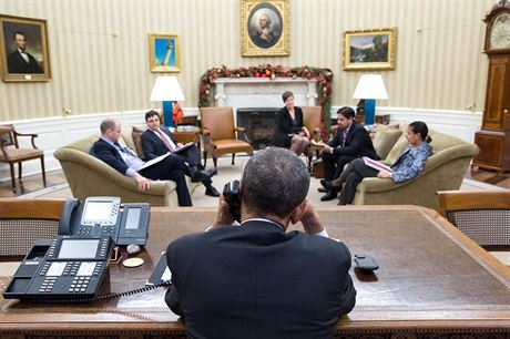 Barack Obama (uprosted) telefonuje s Ralem Castrem.