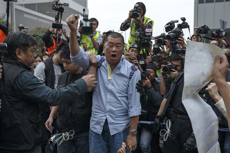 Hongkongská policie pozatýkala pes 200 demonstrant, na snímku jeden z nich,...