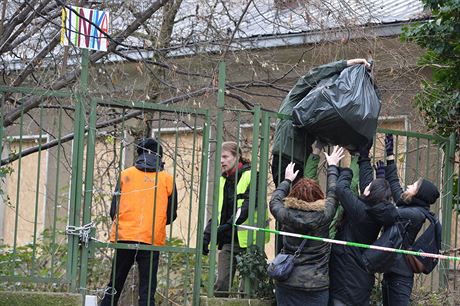 Zhruba dvacítka aktivist pila 14. prosince na "veejnou brigádu" k budov...