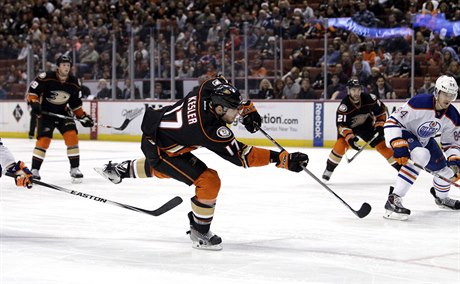 Ryan Kesler z týmu Anaheim Ducks (uprosted), stílí na branku ve druhé tetin...