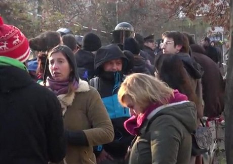 Sqattei, vyhnaní policií z bývalé budovy plicní kliniky v Jeseniov ulici v...
